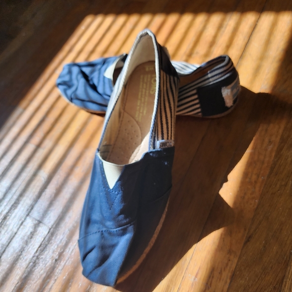 ✨️🍁🍂✨️TOMS slip on shoes. Navy with navy/white stripe. Size 8 - Picture 2 of 11
